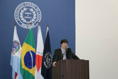 O presidente da Sociedade Sul-Mineira de Cardiologia discursa para os congressistas