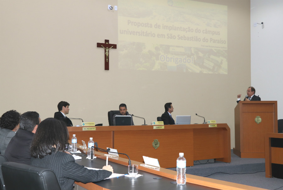 Reitor faz apresentação do projeto do câmpus na tribuna da câmara