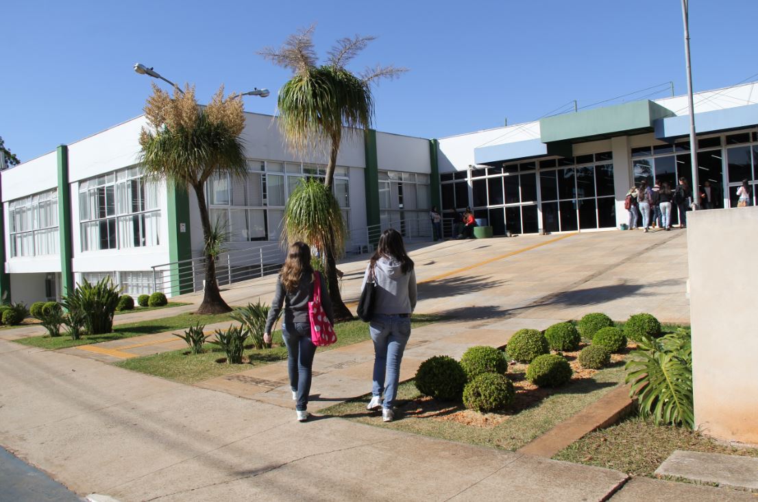 prédio da biblioteca ao fundo e estudantes caminhando em frente