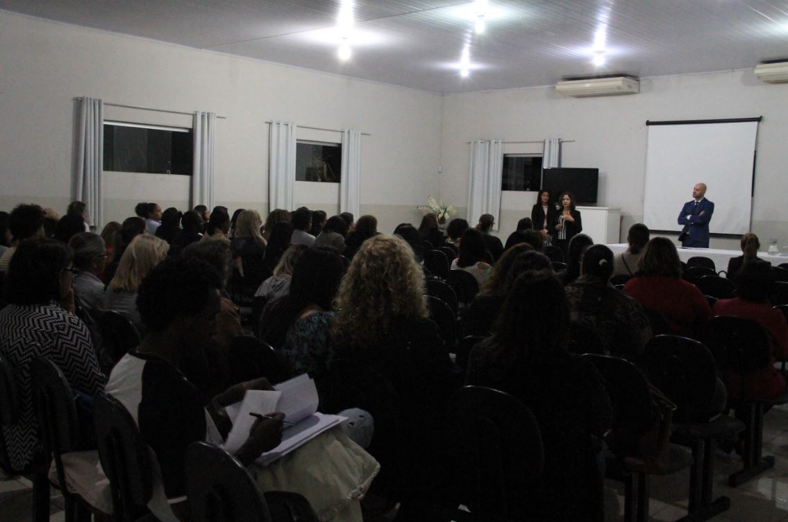 sala com público nas cadeiras e apresentadores à frente