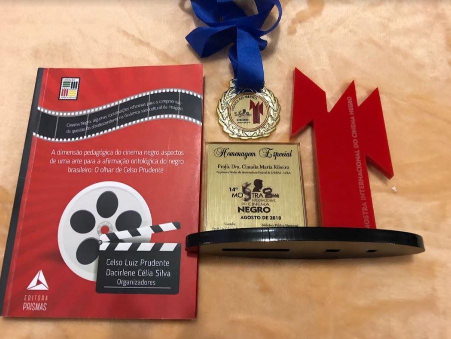 foto de livro, de medalha e de troféu