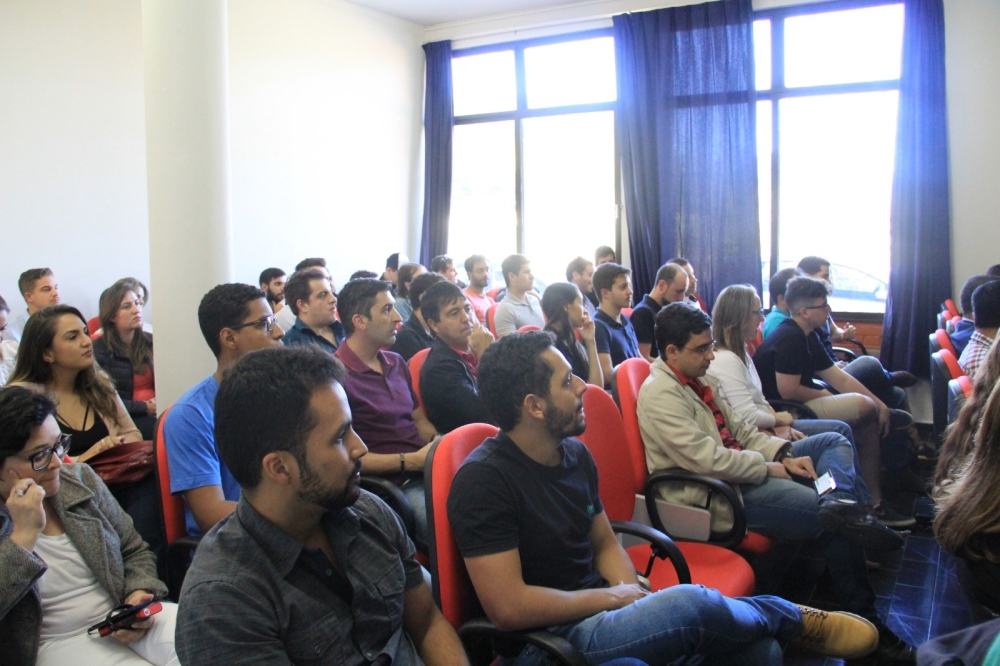 auditório com público assistindo apresentação