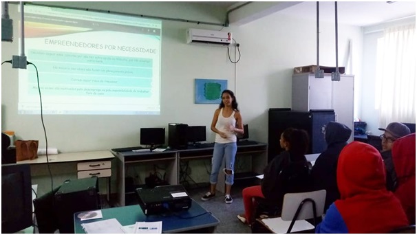 Aluna da UFLA ministra palestra sobre empreendedorismo