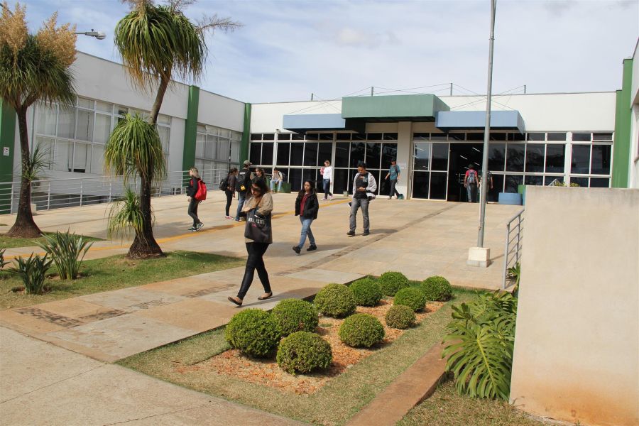 Vários estudantes saindo do prédio da biblioteca