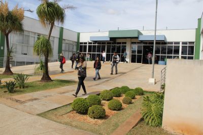 Vários estudantes saindo do prédio da biblioteca