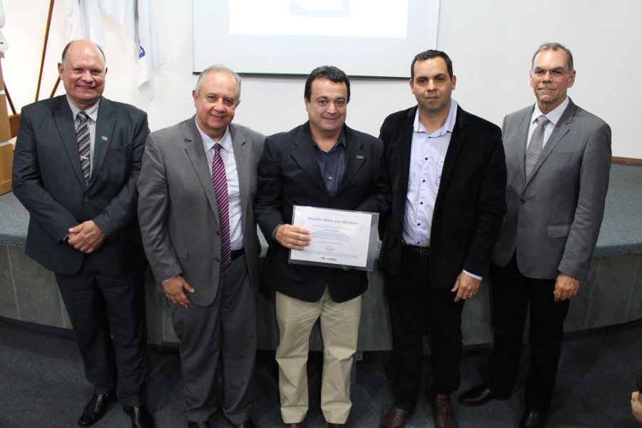 professor marcos neves recebendo homenagem