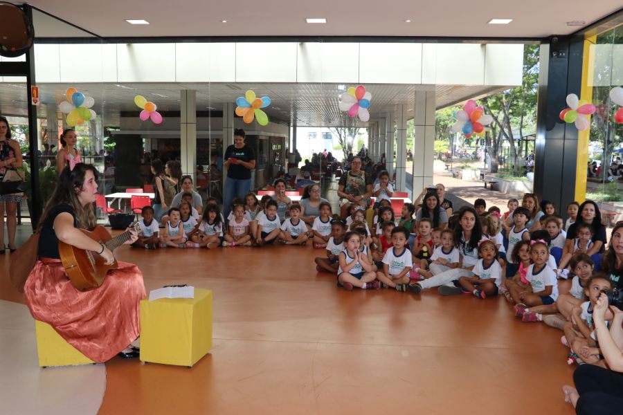 Dona Baratinha canta com as crianças do Nedi