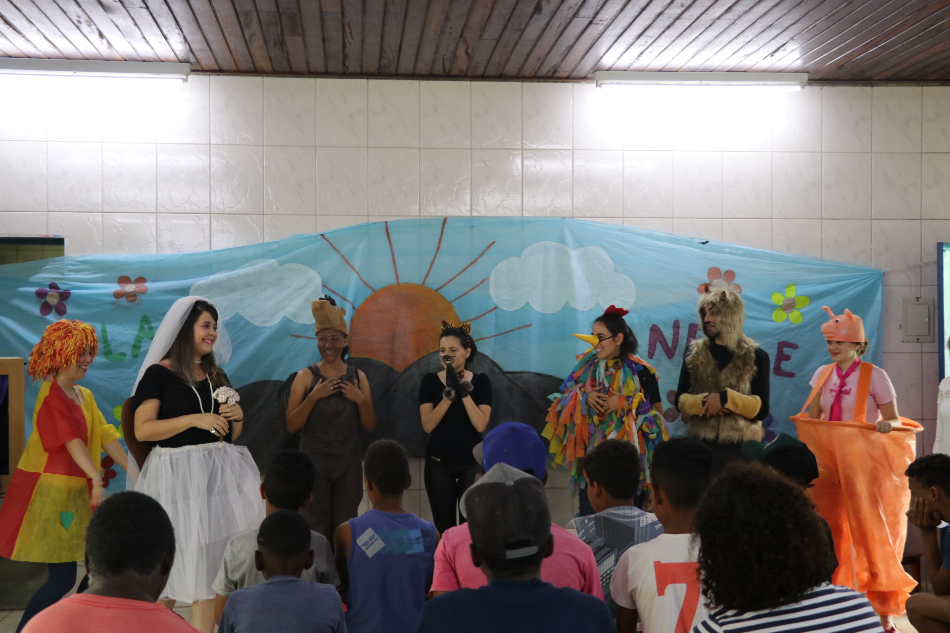 Encenação da peça "Casamento da Dona Baratinha"