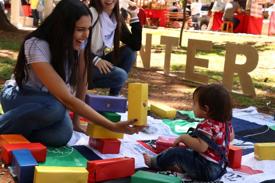 Crianças pequenas também se divertiram na colcha cognitiva