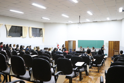 Pessoas reunidas em um anfiteatro assistindo a palestra