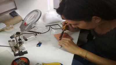 pesquisadora fazendo uma placa para direcionamento motor