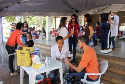 pessoas sendo atendidas no centro de convivência 