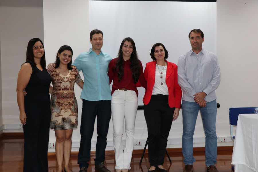 estudante e banca posam para fotos