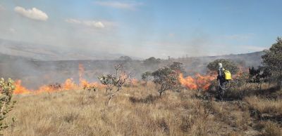 bombeiro apagando o fogo em Carrancas