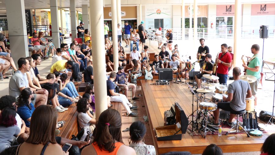 Grupo fazendo apresentação musical para um amplo público