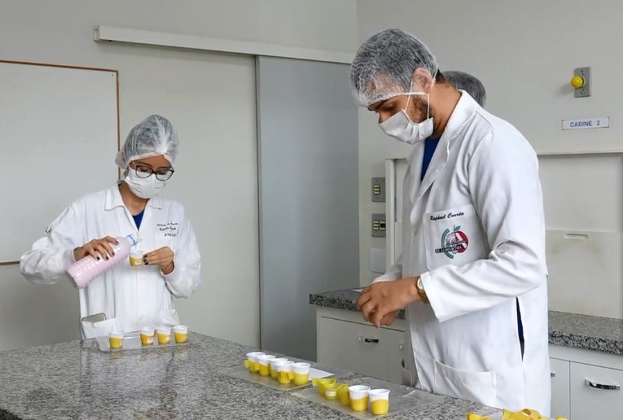 pesquisadores preparando iogurte para análise