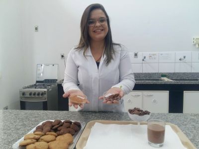 pesquisadora com cookies e outros produtos produzidos com a casca do cacau