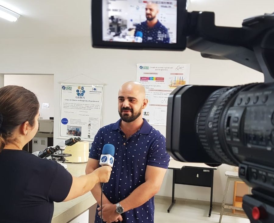 professor da UFLA sendo entrevistado