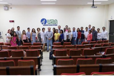 alunos do curso juntamente com o reitor