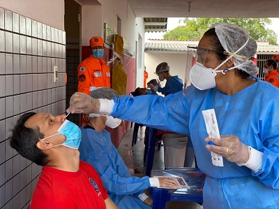 Bombeiro sendo testado pelo método Swab