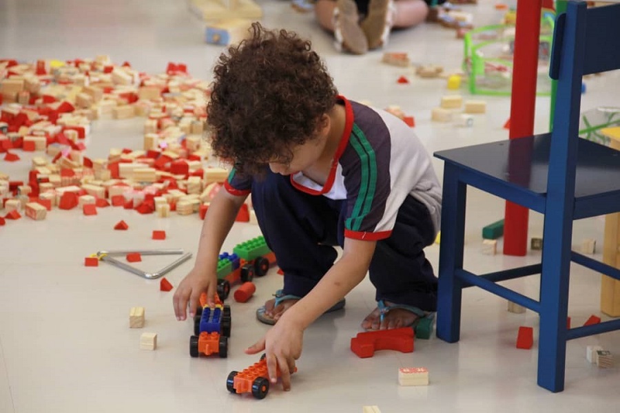 criança brincando na brinquedoteca