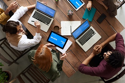 pessoas reunidas com computador. 