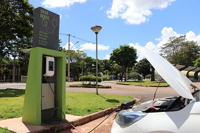 carro elétrico  sendo abastecido no eletroposto