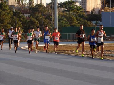 atletas durante prova