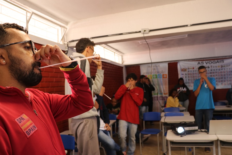 alunos da escola e professores participam de dinâmica