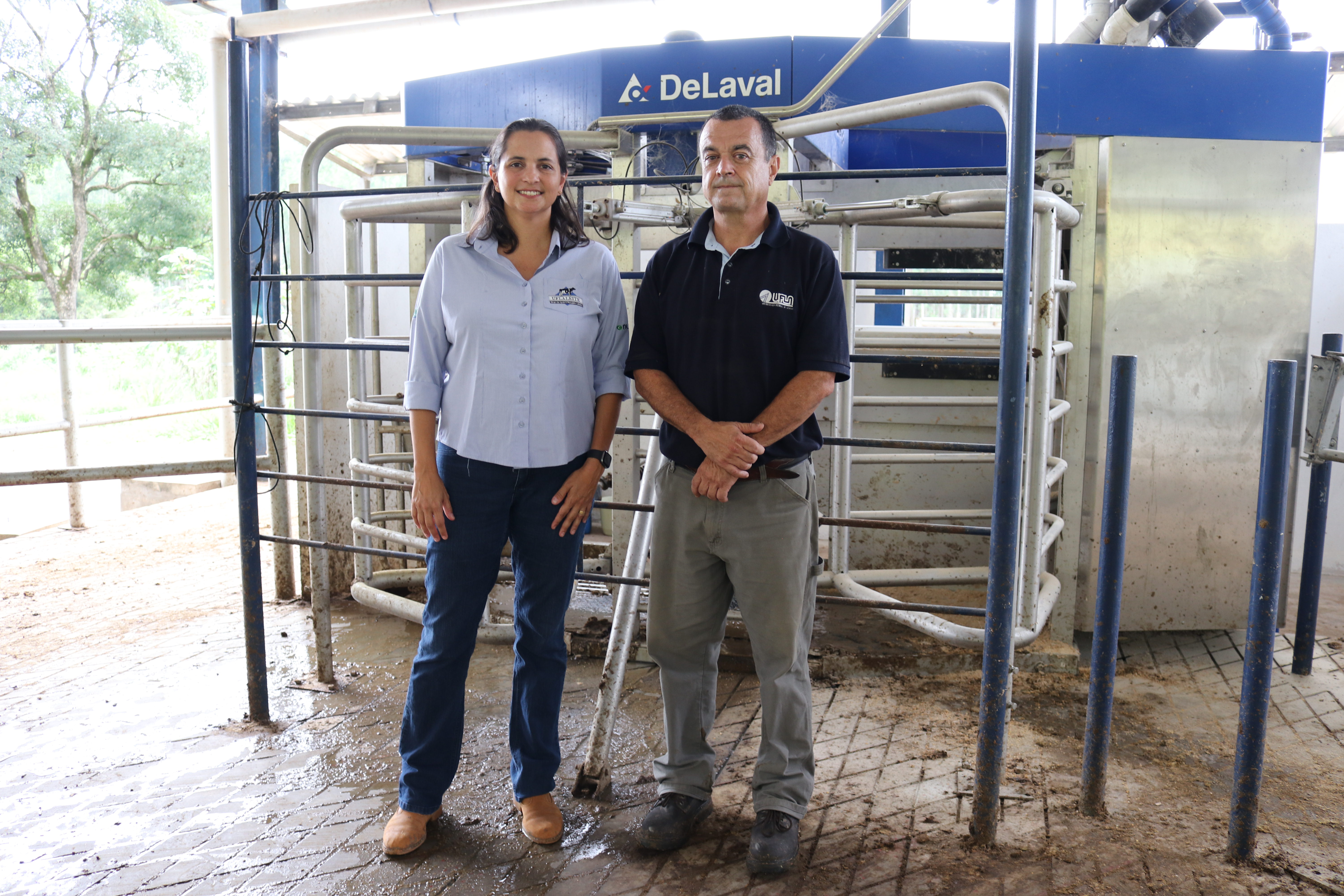 Marina de Arruda Camargo Danes, professora (FZMV/UFLA ) e coordenadora da Fazenda Palmital, juntamente com o  professor da FZMV Marcos Neves Pereira.