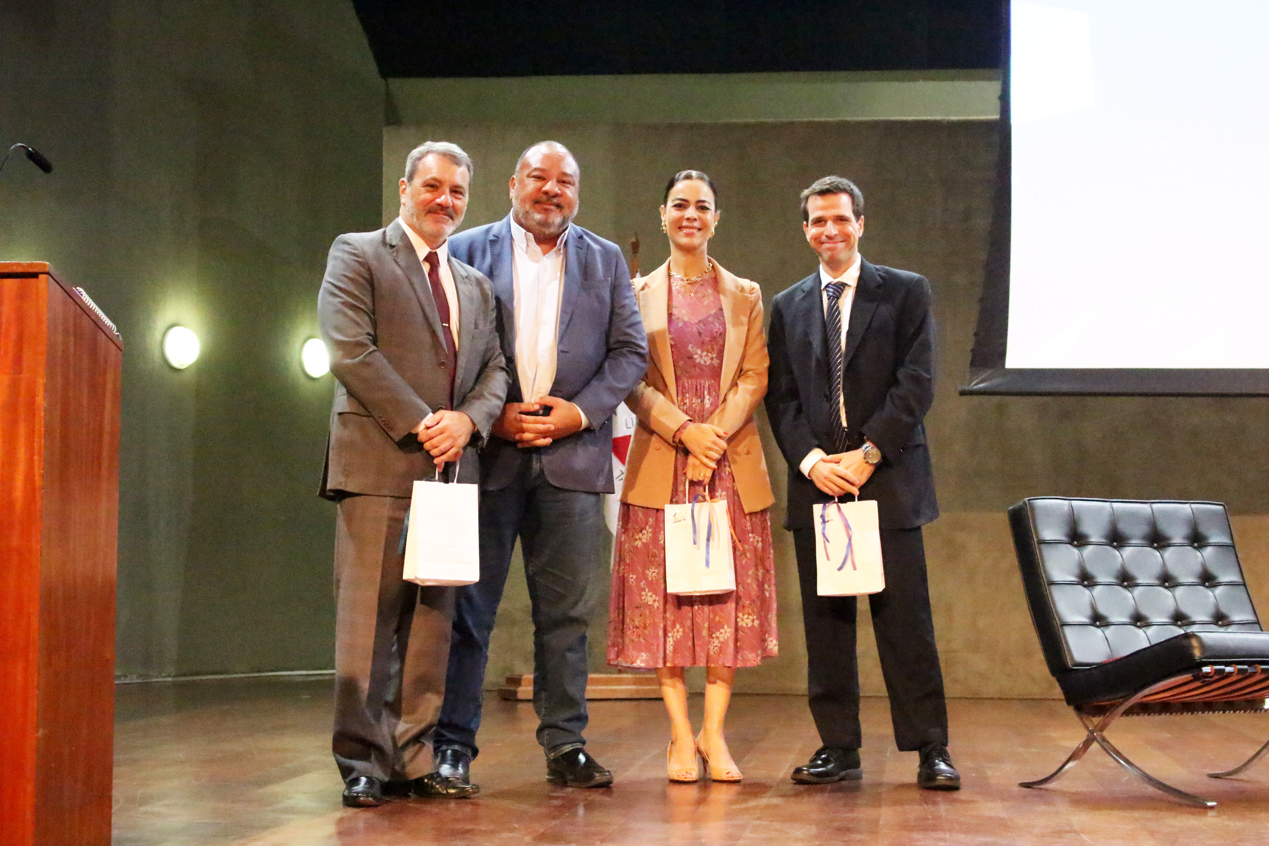 Jose Henrique Righi Rodrigues, Vanderlei Daniel da Silva, Fernanda Gomes e Leonardo Teles de Carvalho