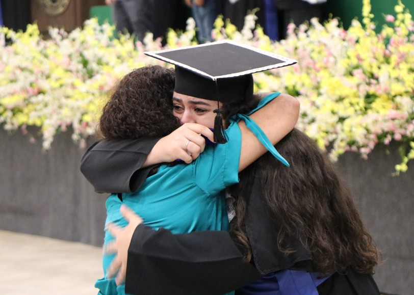 formatura abraço