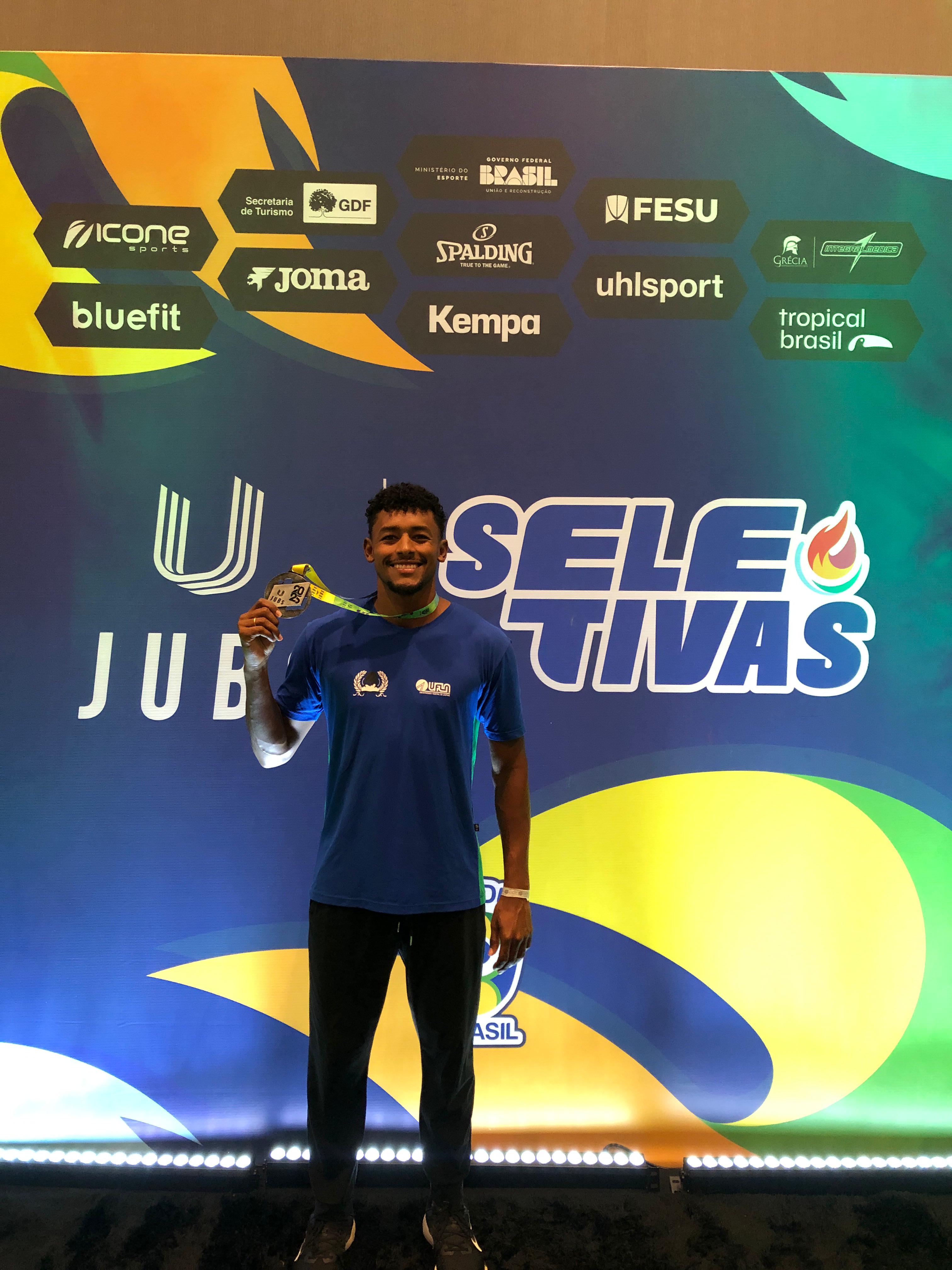 Gentileza solicitar descrição da imagem