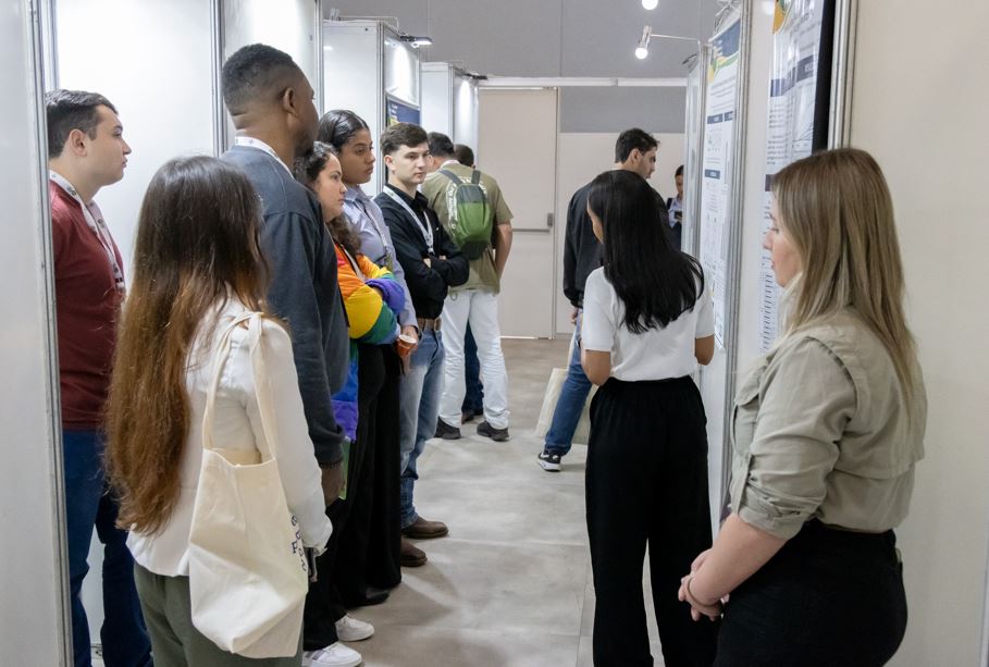 Gentileza solicitar descrição da imagem