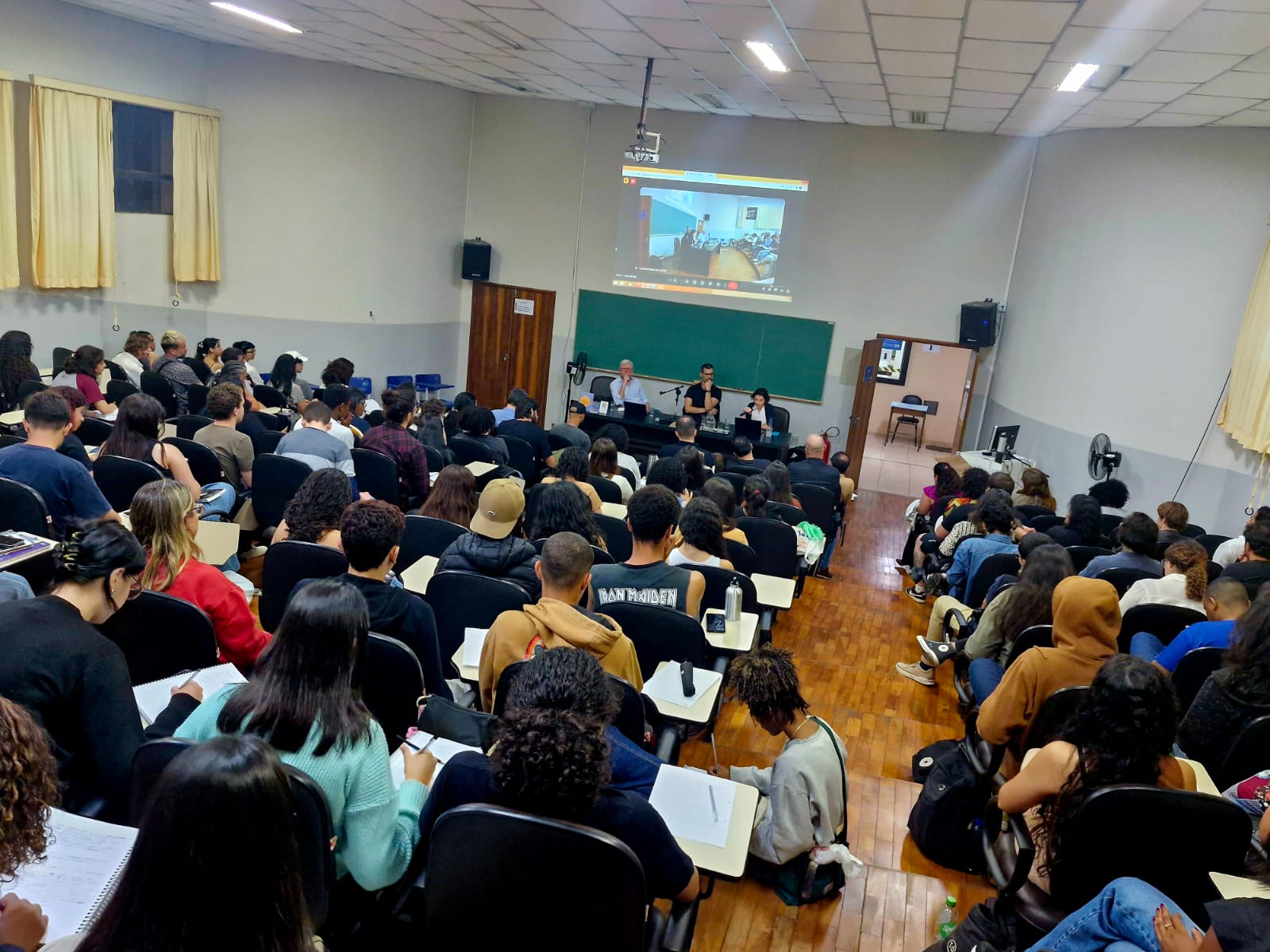 Gentileza solicitar descrição da imagem