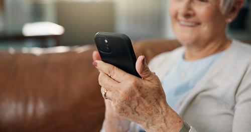 Projeto de extensão oferece curso gratuito de smartphones para pessoas idosas em Lavras