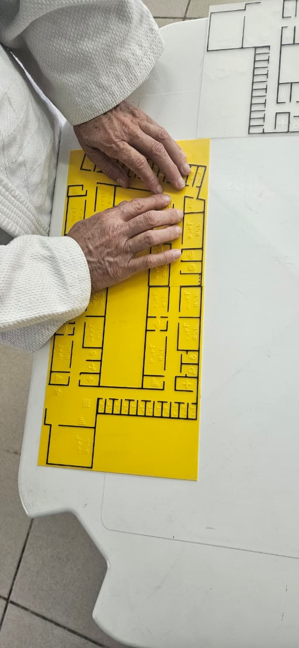 Mapa tátil impresso em 3D ajuda pessoas com deficiência visual a se orientar em edificações