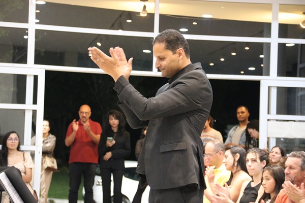 Música no Centro de Cultura recebe participação especial do regente Isaac Kerr