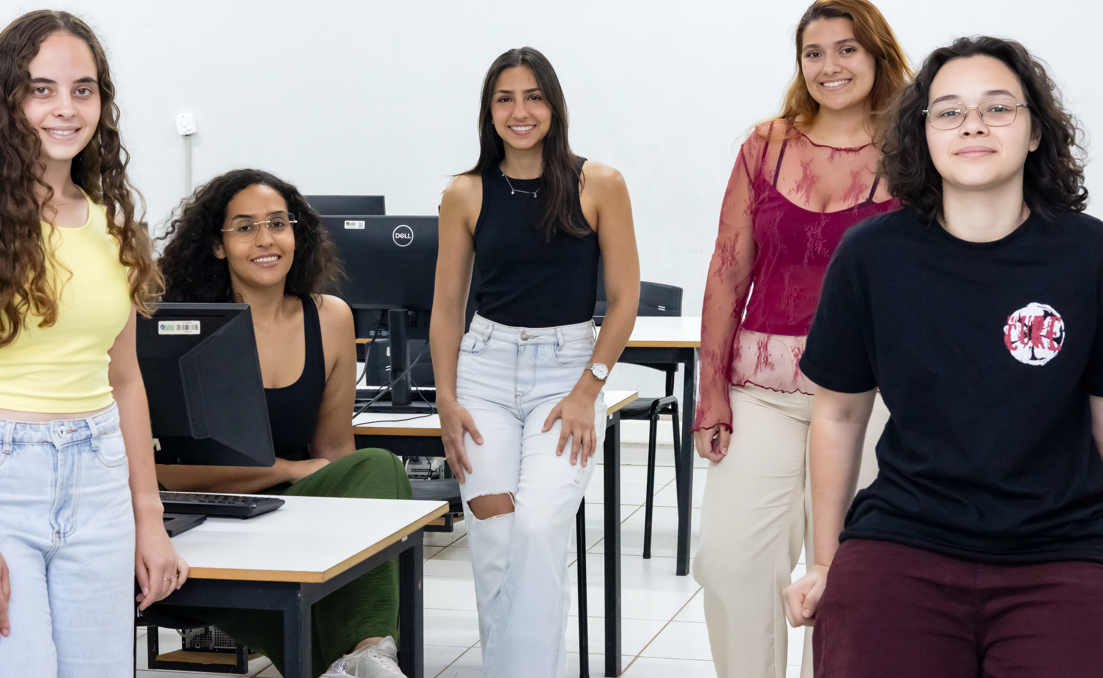 Estudantes da UFLA se unem para aprender sobre inteligência artificial e incentivar outras mulheres a ingressar na área