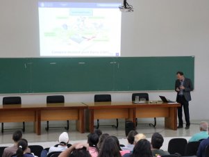 UFLA recebe visita de professor italiano referência mundial em criação de vacas leiteiras