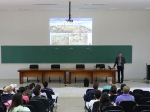 UFLA recebe visita de professor italiano referência mundial em criação de vacas leiteiras