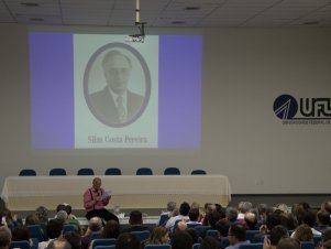 'Aula da Saudade' ministrada pelo professor emérito Alfredo Scheid Lopes encerrou as comemorações de 111 anos da UFLA