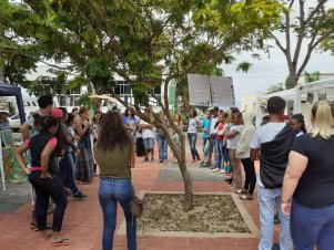 Feira agroecológica na UFLA recebe estudantes de Escola Estadual de Lavras