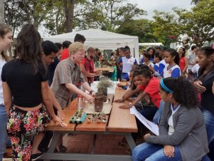 Feira agroecológica na UFLA recebe estudantes de Escola Estadual de Lavras