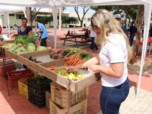 Feira agroecológica na UFLA recebe estudantes de Escola Estadual de Lavras