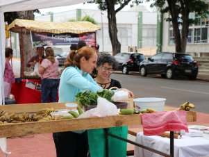 Feira agroecológica na UFLA recebe estudantes de Escola Estadual de Lavras