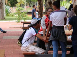 Feira agroecológica na UFLA recebe estudantes de Escola Estadual de Lavras