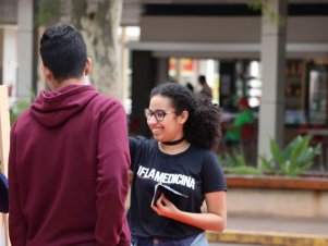 Feira agroecológica na UFLA recebe estudantes de Escola Estadual de Lavras