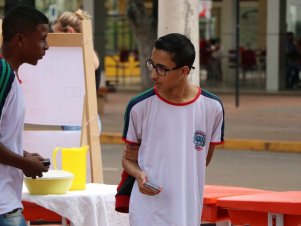 Feira agroecológica na UFLA recebe estudantes de Escola Estadual de Lavras