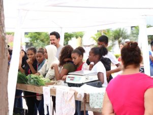 Feira agroecológica na UFLA recebe estudantes de Escola Estadual de Lavras